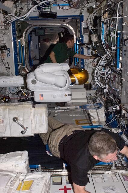 NASA image: iss028e030085