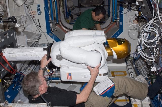NASA image: iss028e030090
