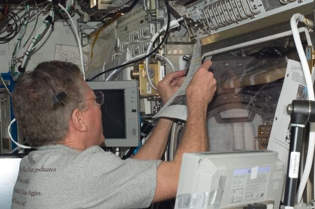 NASA image: iss028e031889