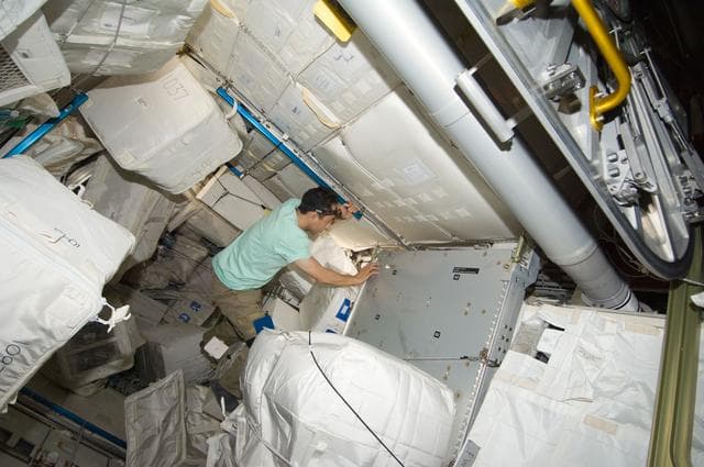 NASA image: iss028e032130
