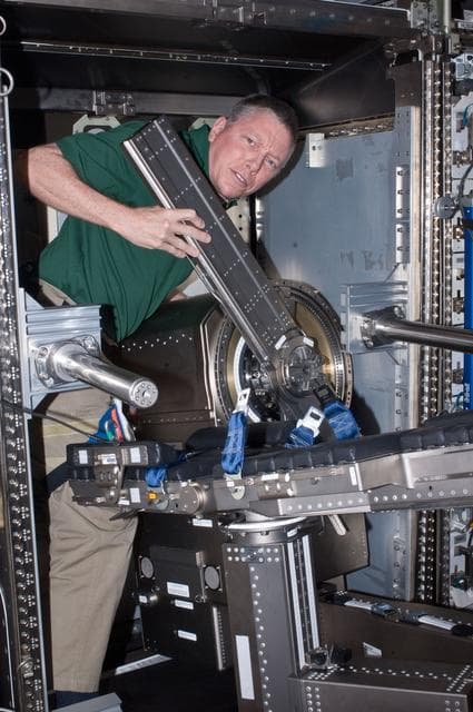 NASA image: iss028e035301