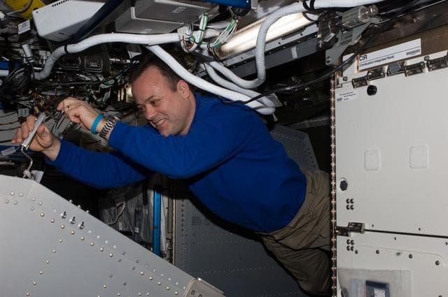 NASA image: iss028e047468