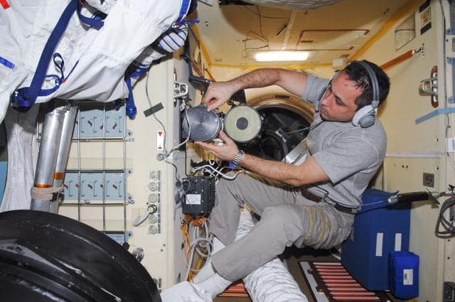 NASA image: Shkaplerov conducts an active session for the Russian Experiment KPT-10 Kulonvkiy Kristill