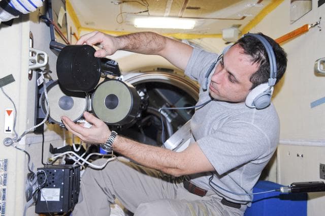 NASA image: Shkaplerov conducts an active session for the Russian Experiment KPT-10 Kulonvkiy Kristill