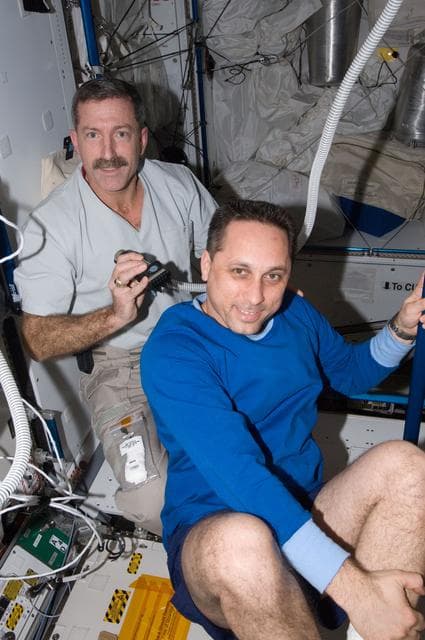 NASA image: Burbank trims Shkaplero's hair in the Node 3