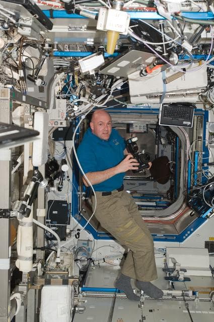 NASA image: Kuipers takes phoots in the Node 2