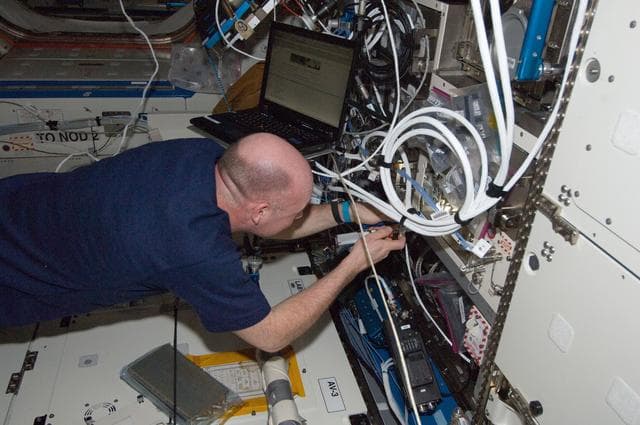 NASA image: Kuipers replaces the ESEM-1 with new ESEM in the U.S. Laboratory