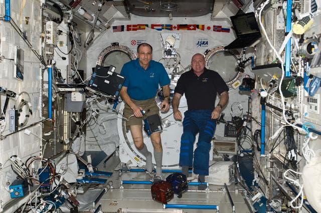 NASA image: Pettit and Kuipers in a run of the SPHERES ZR