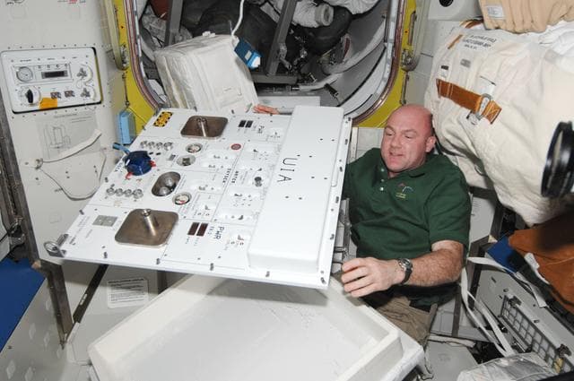 NASA image: Kuipers works with the UIA in the A/L