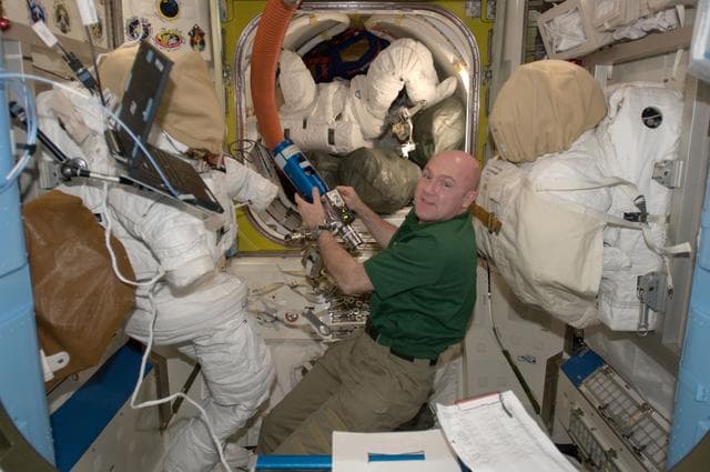 NASA image: Kuipers works in the A/L