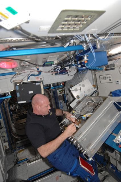 NASA image: Kuipers removes and replaces the PAM ORU of the PFS Unit
