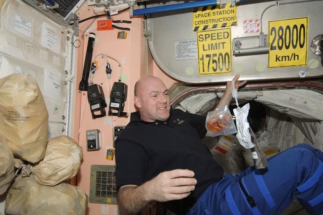 NASA image: Kuipers watches food and drink packets float in the Node 1