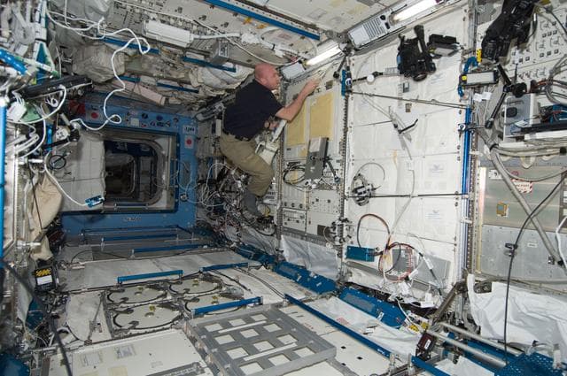 NASA image: Kuipers uses vacum cleaner in the JPM