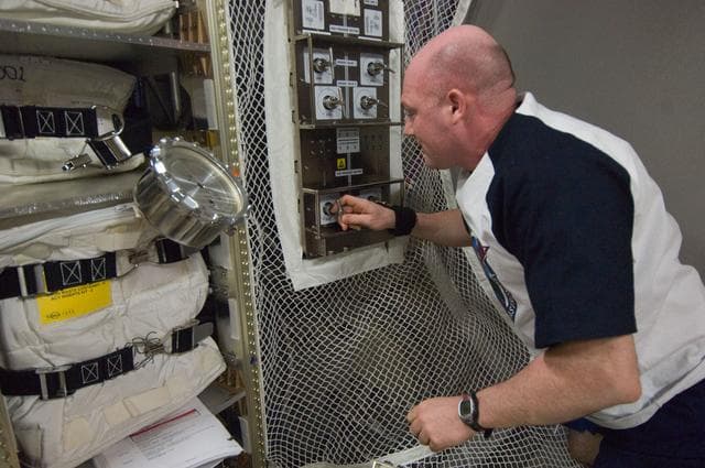 NASA image: Kuipers configures the GCP in the ATV-3