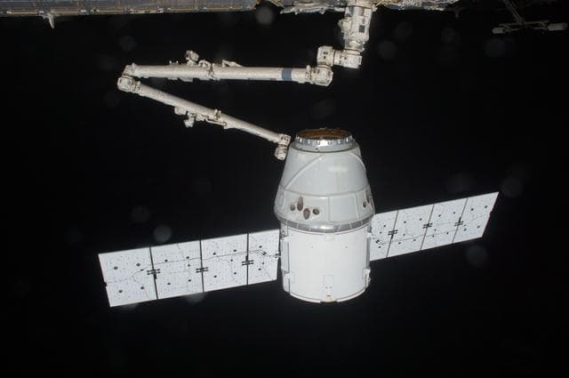 NASA image: Dragon Spacecraft grappled by SSRMS
