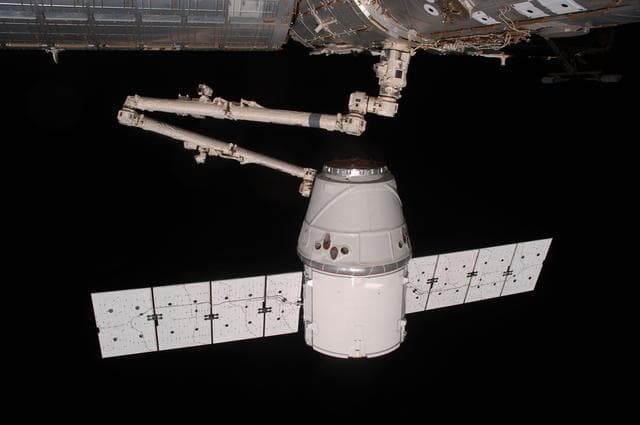 NASA image: Dragon Spacecraft grappled by SSRMS