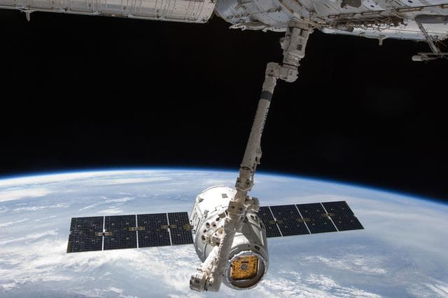 NASA image: Dragon Spacecraft grappled by SSRMS