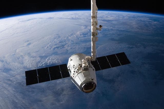 NASA image: Unberthed Dragon grappled by SSRMS