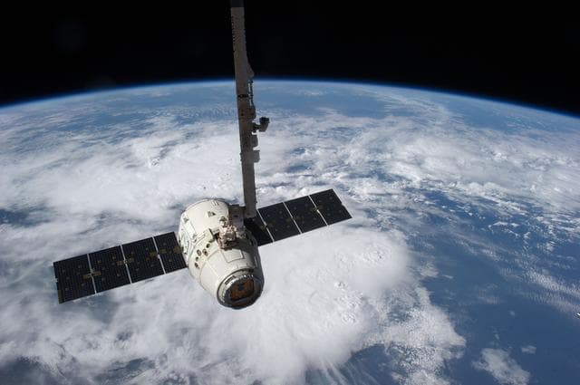NASA image: Unberthed Dragon grappled by SSRMS