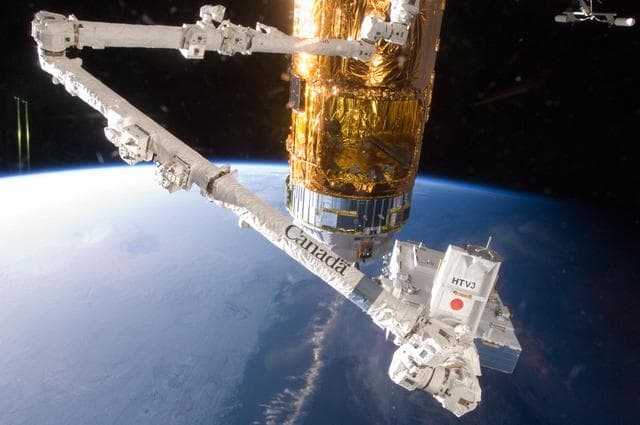 NASA image: robotic EP (Exposed Pallet) return to the HTV3 (H-II Transfer Vehicle 3).