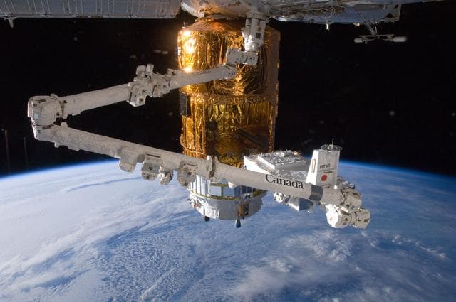 NASA image: robotic EP (Exposed Pallet) return to the HTV3 (H-II Transfer Vehicle 3).