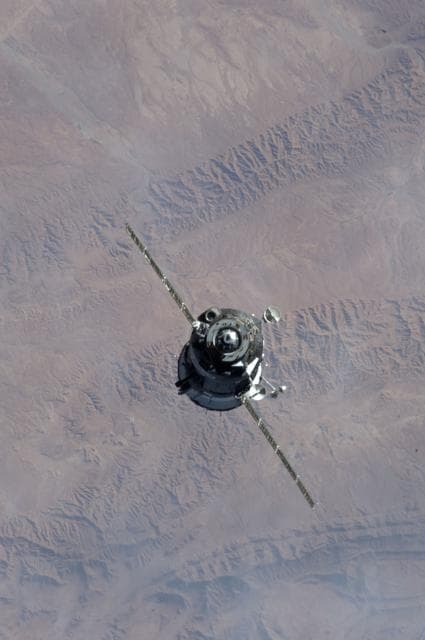 NASA image: Soyuz TMA-07M arrival