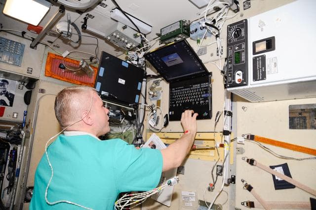 NASA image: Novitskiy sets up the SPRUT-2 Experiment in the SM