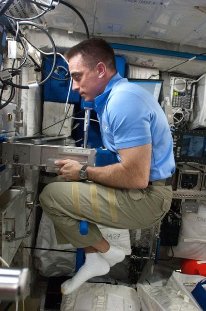 NASA image: Cassidy works with SLAMMD in Columbus