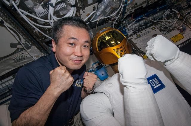 NASA image: Wakata and R2 in the US Lab