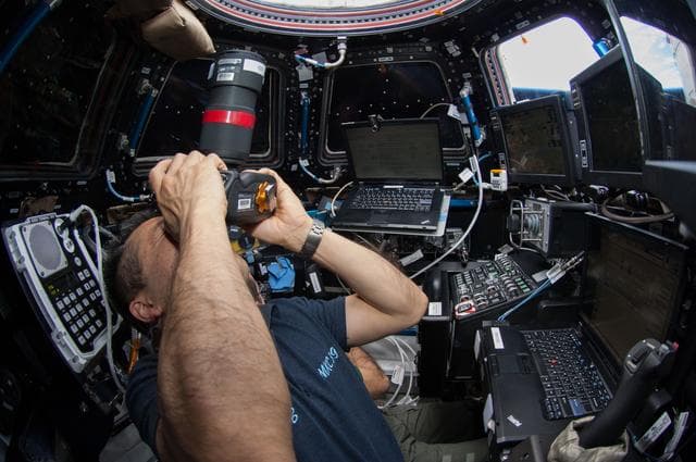 NASA image: Wakata photographs Dragon Spacecraft Approach from the Cupola
