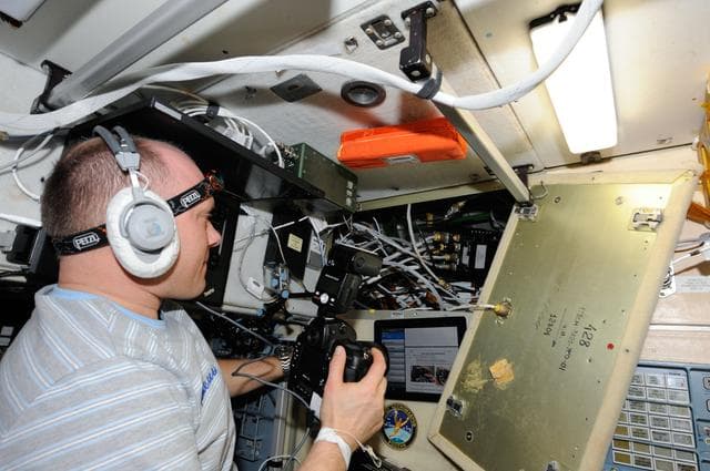 NASA image: Artemyev prepares to replace Obstanovka Hardware in the SM