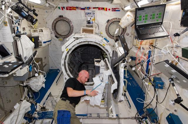 Gerst working on JEM airlock satellite deployer