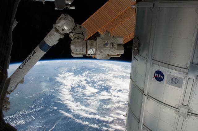 NASA image: SSRMS test grapple  1