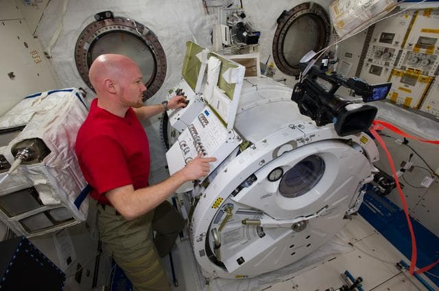 NASA image: Gerst depressurized Kibo for Cubesat deployment