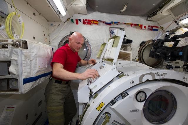 NASA image: Gerst depressurized Kibo for Cubesat deployment