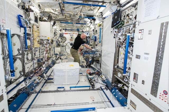 NASA image: Gerst installs CMS-2 in KIBO rack
