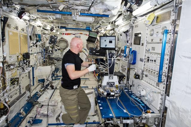 NASA image: Gerst installs CMS-2 in KIBO rack