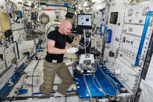 NASA image: Gerst installs CMS-2 in KIBO rack
