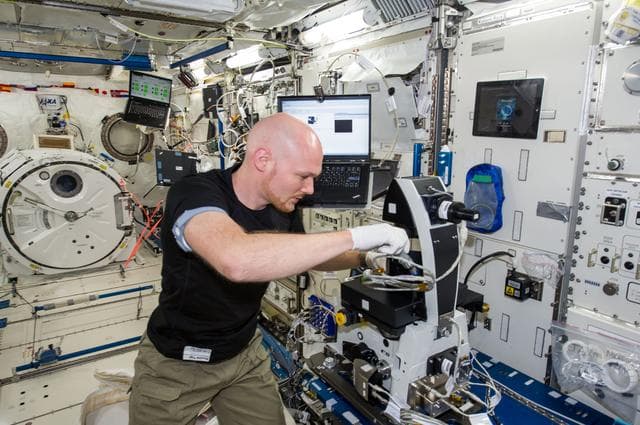 NASA image: Gerst installs CMS-2 in KIBO rack