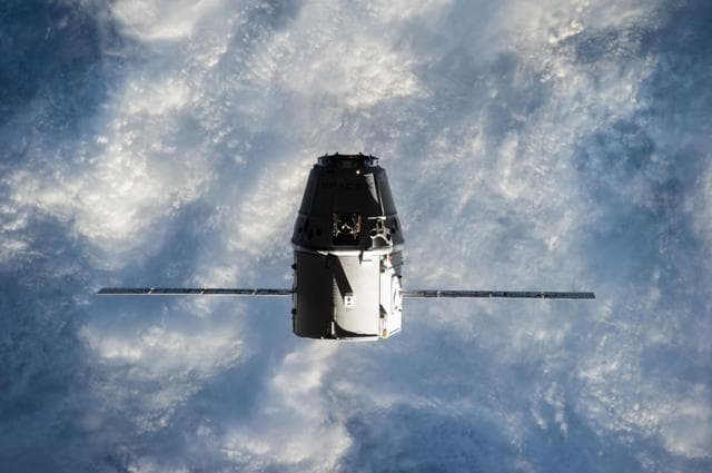 NASA image: Space X-4 Dragon commercial cargo approaches the ISS