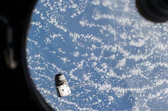 NASA image: Space X-4 Dragon commercial cargo approaches the ISS