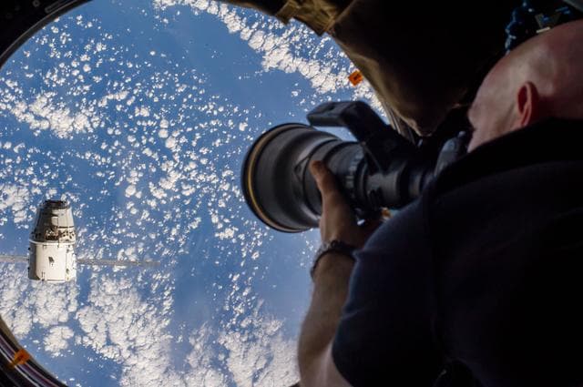 NASA image: Space X-4 Dragon commercial cargo approaches the ISS
