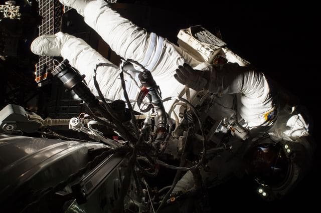 NASA image: iss042e288172