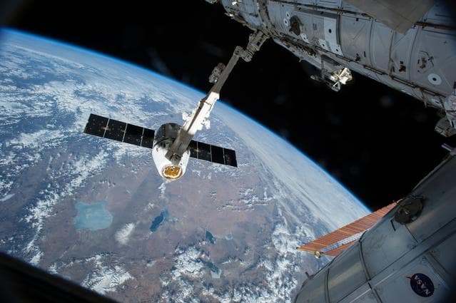 NASA image: Dragon Spacecraft grappled by SSRMS 