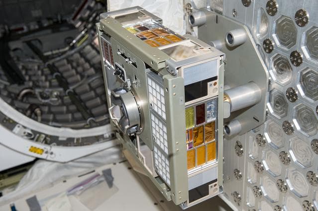 NASA image: ExHAM-MDM2 Samples installed on HXP