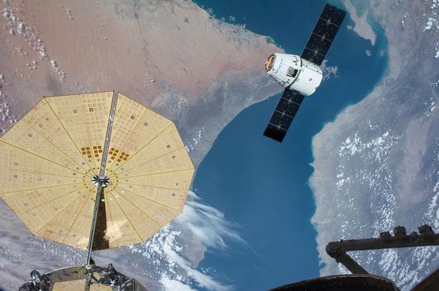 NASA image: SPX-8 SpaceX Dragon Spacecraft Approach