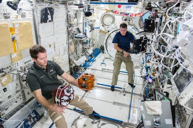 NASA image: SPHERES Tether Demo