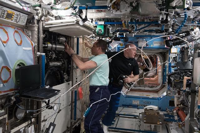 NASA image: FCF CIR Manifold No.4 Bottle Replacement