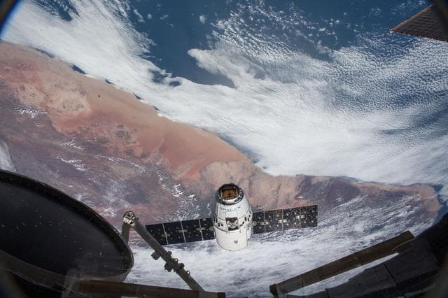 NASA image: Spacex 14 Dragon spacecraft approach for docking