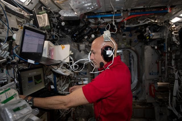 NASA image: iss060e033640